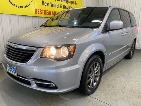 Used 2015 Chrysler Town & Country S image 1
