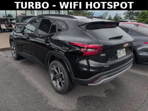 Used 2025 Chevrolet Trax LT w/ LT Convenience Package FWD image 6