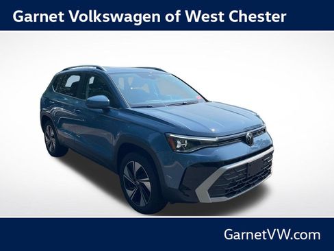 Used 2025 Volkswagen Taos SE w/ Panoramic Sunroof Package AWD/4WD image 7