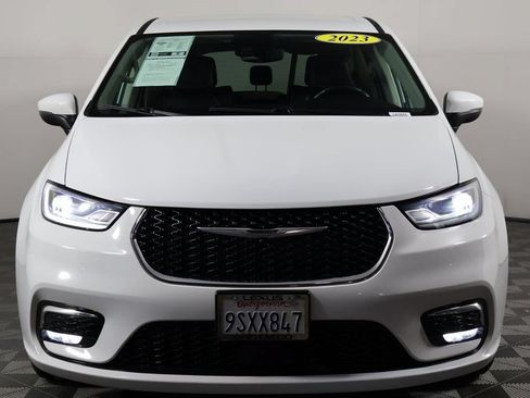 Used 2023 Chrysler Pacifica Touring-L FWD image 2