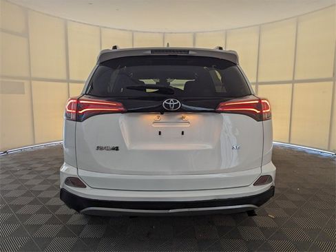 Used 2018 Toyota RAV4 SE image 10