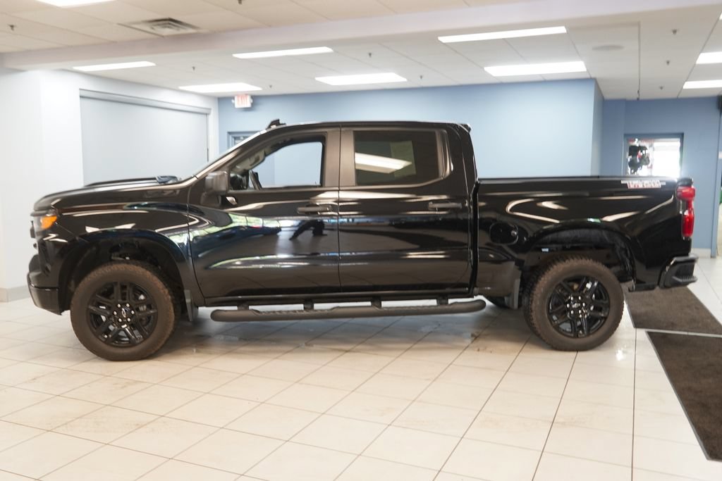 Used 2023 Chevrolet Silverado 1500 Custom Trail Boss w/ 2.7L Blackout Package AWD/4WD image 2