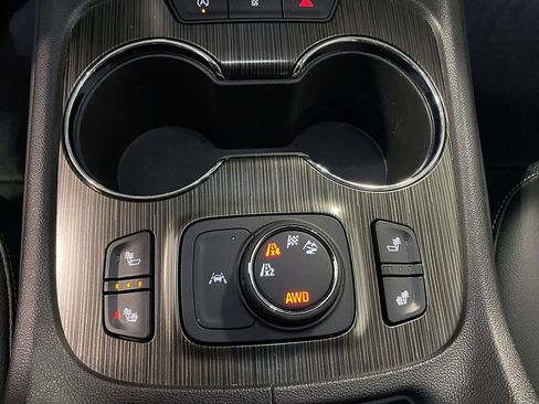 Used 2023 GMC Acadia SLT image 32