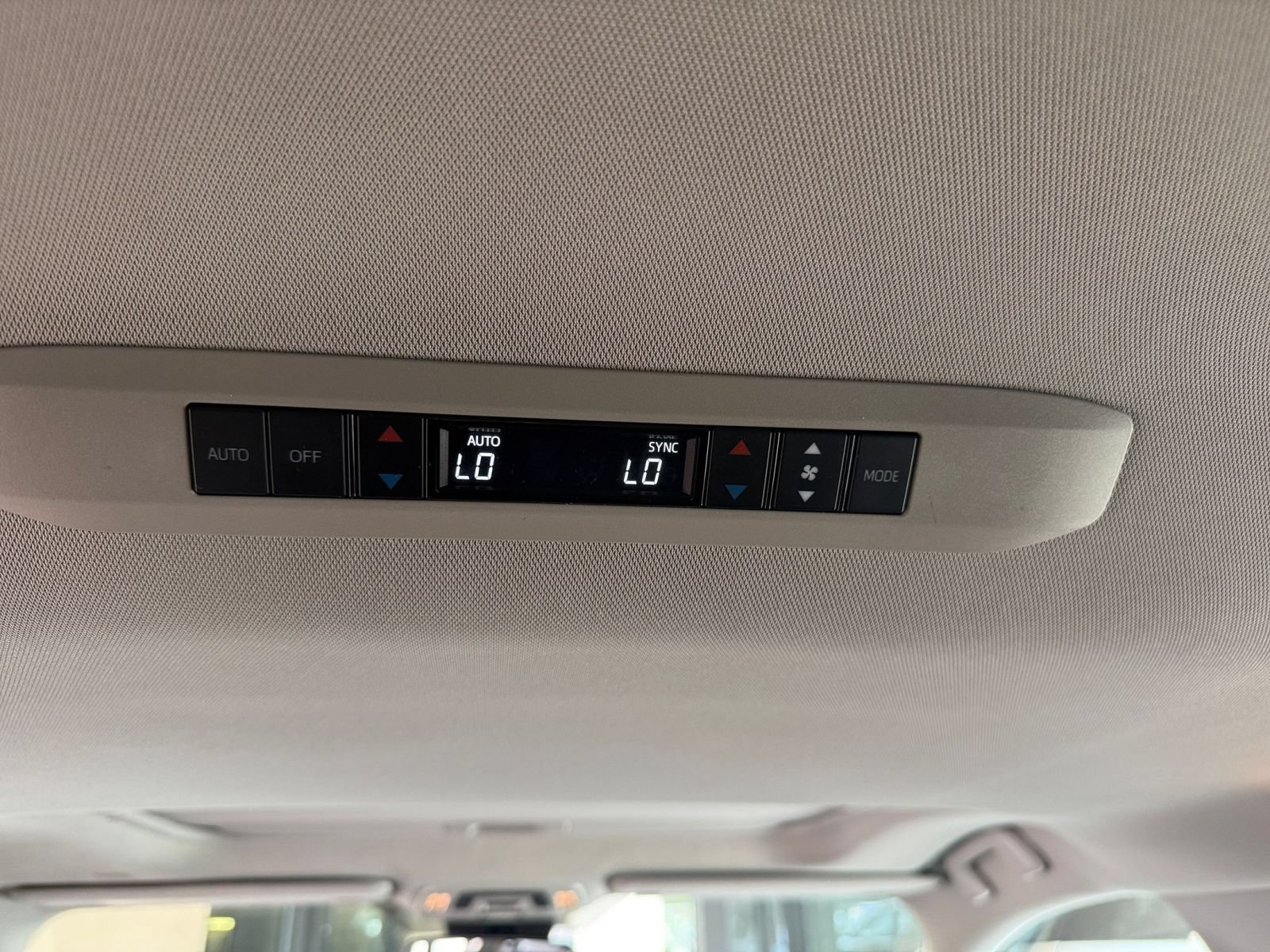 Used 2024 Toyota Sienna XLE FWD image 24