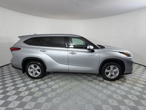 Used 2020 Toyota Highlander LE AWD/4WD image 4