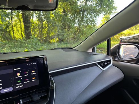 Used 2025 Toyota Corolla LE FWD image 33