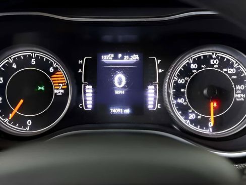 Used 2021 Jeep Cherokee Latitude FWD image 25