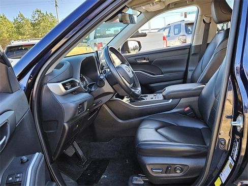 Used 2023 Toyota Highlander XLE image 5