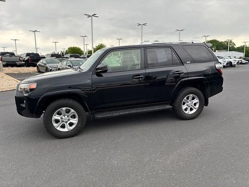 Used 2018 Toyota 4Runner SR5 AWD/4WD image 12
