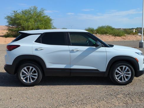Used 2021 Chevrolet TrailBlazer LS FWD image 2
