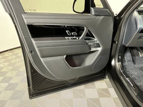 Certified 2025 Land Rover Range Rover SE image 18