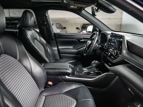 Used 2023 Toyota Highlander XSE FWD image 14