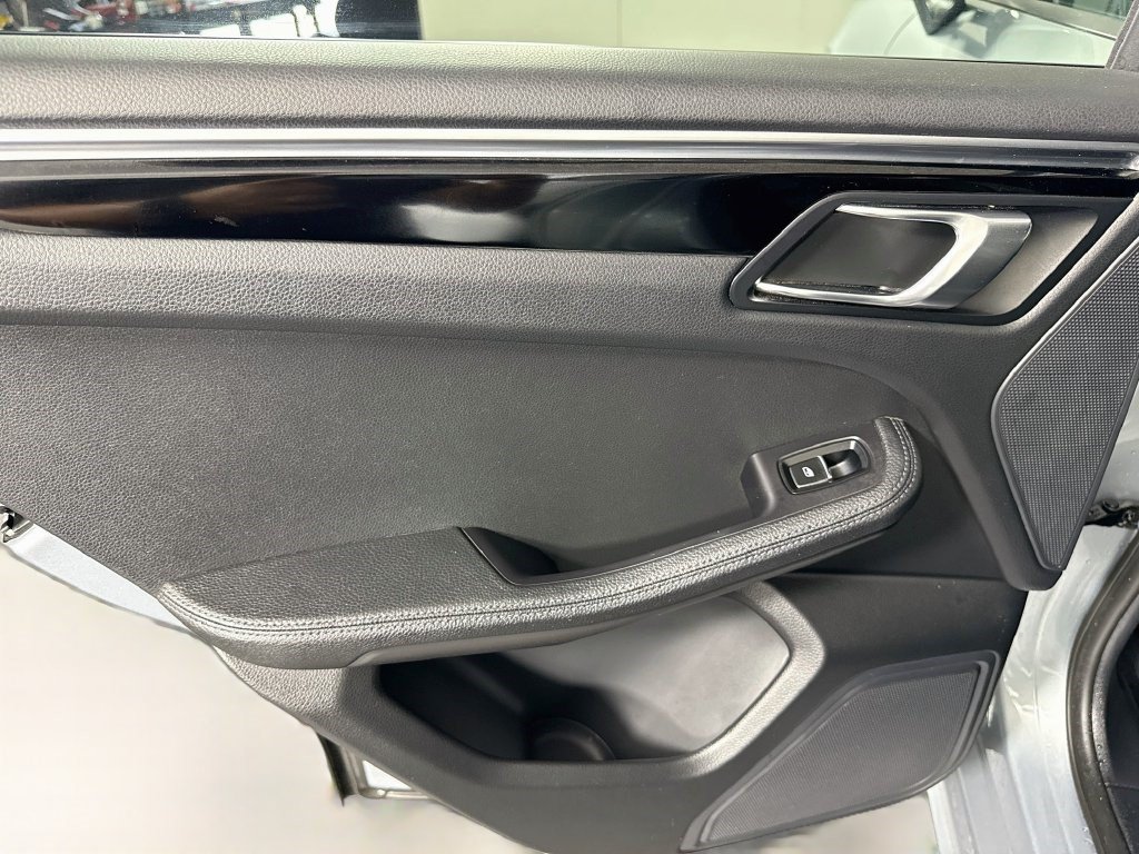 Used 2023 Porsche Macan AWD/4WD image 25