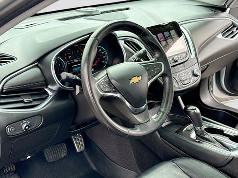 Used 2017 Chevrolet Malibu LT w/ Leather Package FWD image 4