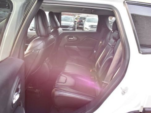 Used 2019 Jeep Cherokee Latitude Plus AWD/4WD image 30