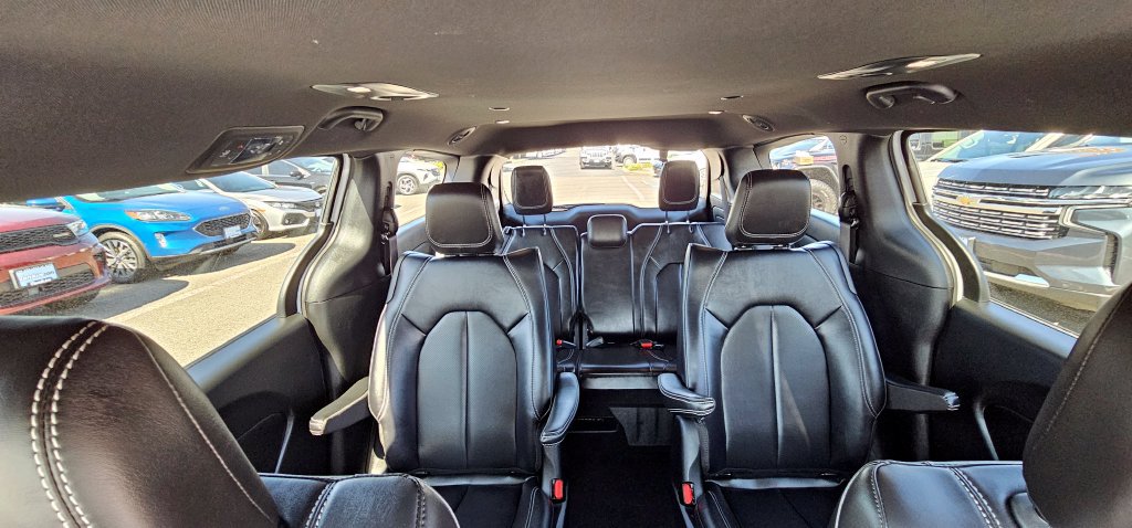 Used 2024 Chrysler Pacifica Limited FWD image 30