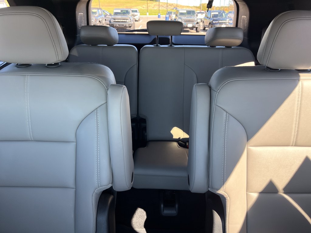 Used 2026 GMC Acadia Elevation w/ Elevation Premium Package FWD image 22