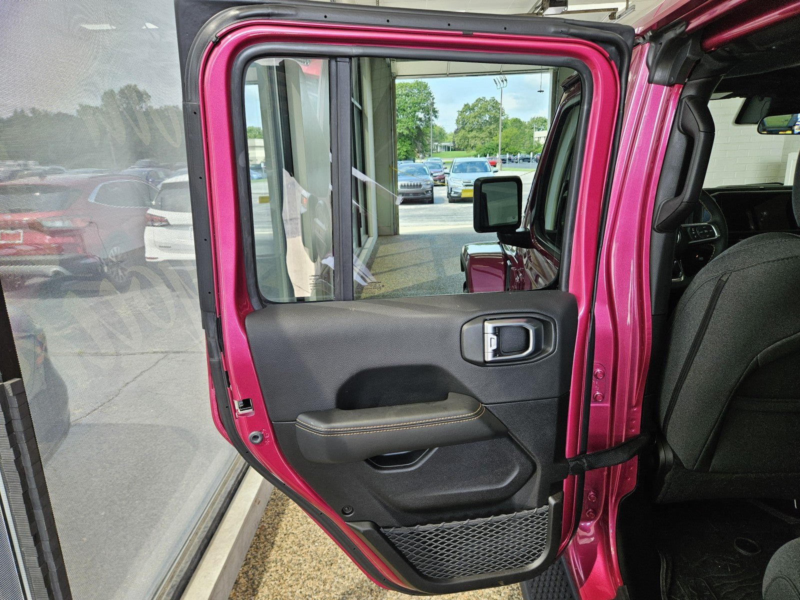 Used 2024 Jeep Wrangler Unlimited Sahara AWD/4WD image 16