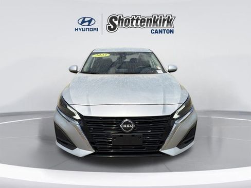 Used 2023 Nissan Altima 2.5 SV image 2