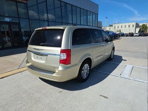 Used 2011 Chrysler Town & Country Limited image 5
