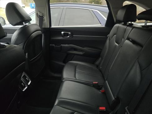 Used 2024 Kia Sorento S image 6