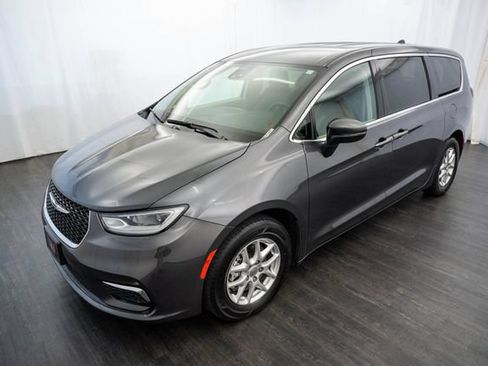 Used 2023 Chrysler Pacifica Touring-L FWD image 3