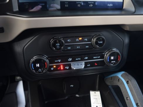 Used 2023 Ford Bronco Wildtrak image 11