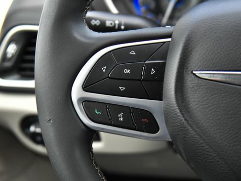 Used 2023 Chrysler Pacifica Touring-L image 33