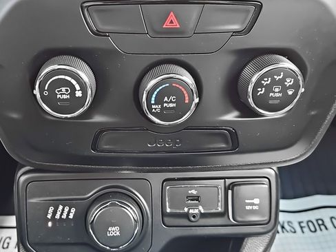 Used 2018 Jeep Renegade Sport w/ Power & Air Group image 26