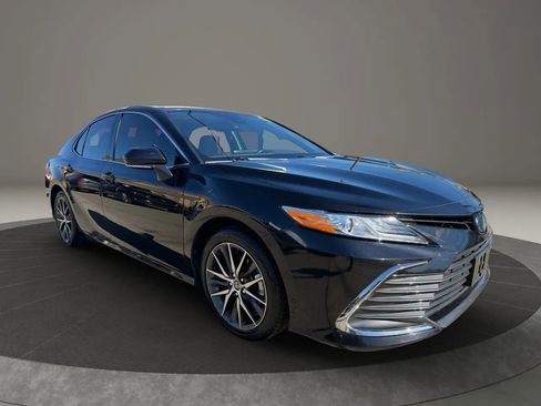 Used 2023 Toyota Camry XLE image 3