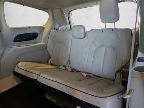 Used 2019 Chrysler Pacifica Limited FWD image 18