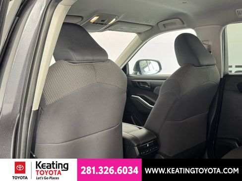 Used 2025 Toyota Highlander LE FWD image 16