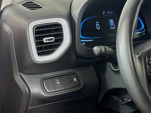 Used 2025 Hyundai Venue Limited image 19