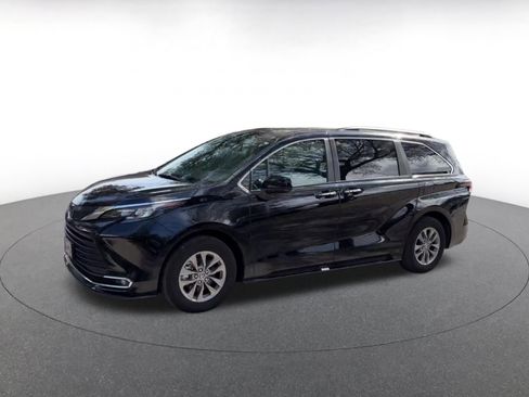 Used 2024 Toyota Sienna XLE image 8