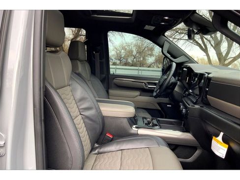 Used 2025 Chevrolet Silverado 2500 ZR2 w/ Technology Package image 8