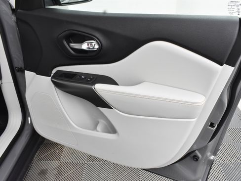 Used 2021 Jeep Cherokee Latitude Lux w/ Comfort/Convenience Group image 17