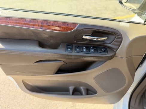 Used 2015 Chrysler Town & Country Touring image 21