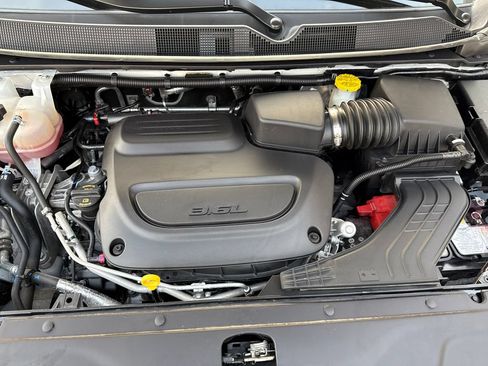 Used 2025 Chrysler Pacifica Limited FWD image 32