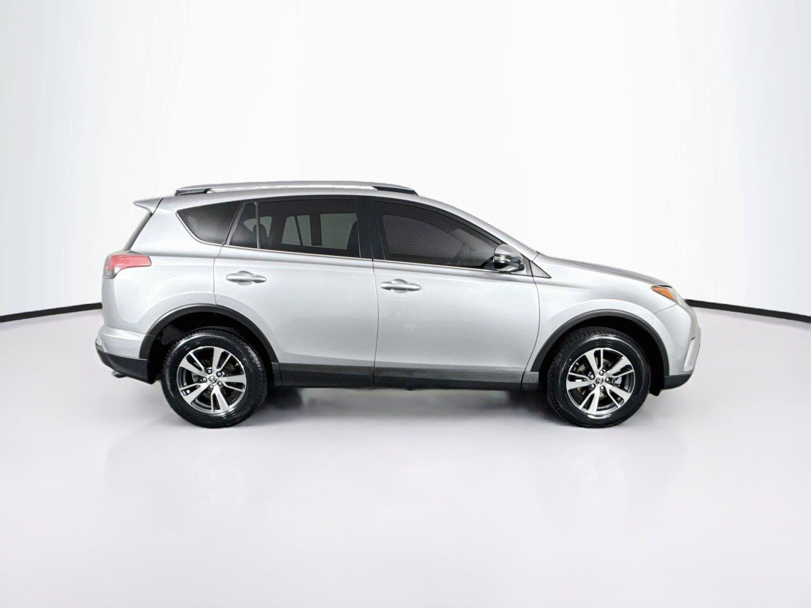 Used 2018 Toyota RAV4 XLE FWD image 9