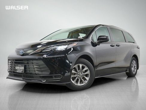 Used 2024 Toyota Sienna LE AWD/4WD image 1