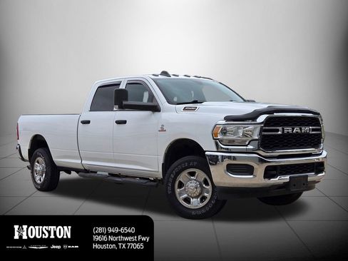 Used 2022 RAM 3500 Tradesman w/ Chrome Appearance Group AWD/4WD image 3