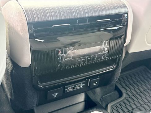 Used 2023 Jeep Wagoneer Series III w/ Preferred Equipment Group AWD/4WD image 22