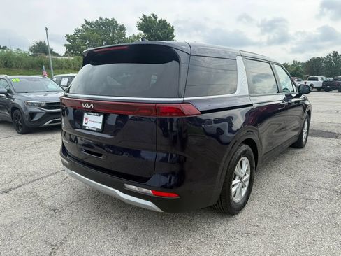 Used 2024 Kia Carnival LX FWD image 3