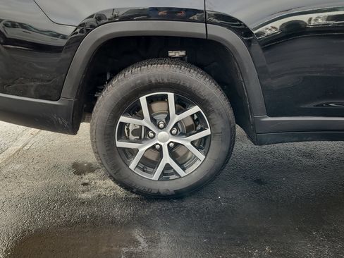 Used 2025 Jeep Grand Cherokee L Limited w/ Luxury Tech Group II image 11