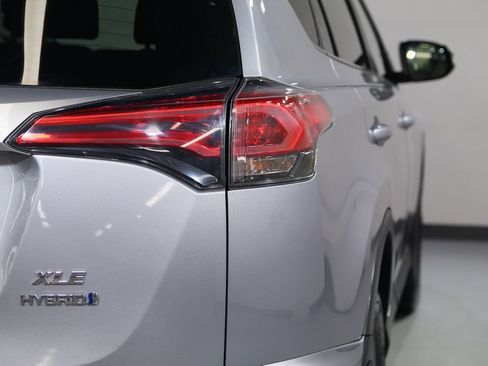 Used 2018 Toyota RAV4 XLE AWD/4WD image 14