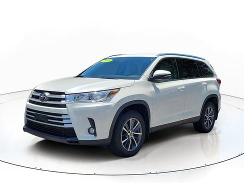 Used 2019 Toyota Highlander XLE AWD/4WD image 2