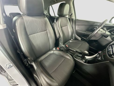 Used 2020 Chevrolet Trax LT w/ LT Convenience Package image 25