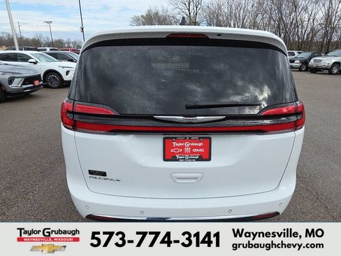 Used 2024 Chrysler Pacifica Touring-L FWD image 7