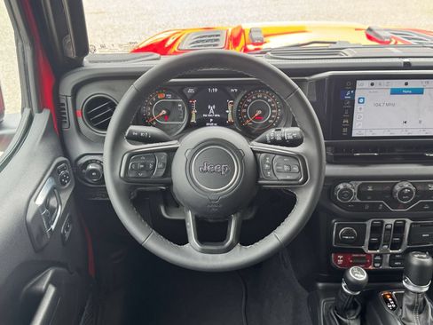 Used 2025 Jeep Wrangler Unlimited Rubicon AWD/4WD image 27