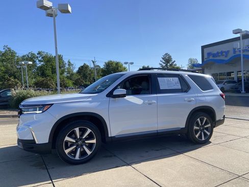 Used 2023 Honda Pilot Touring image 6